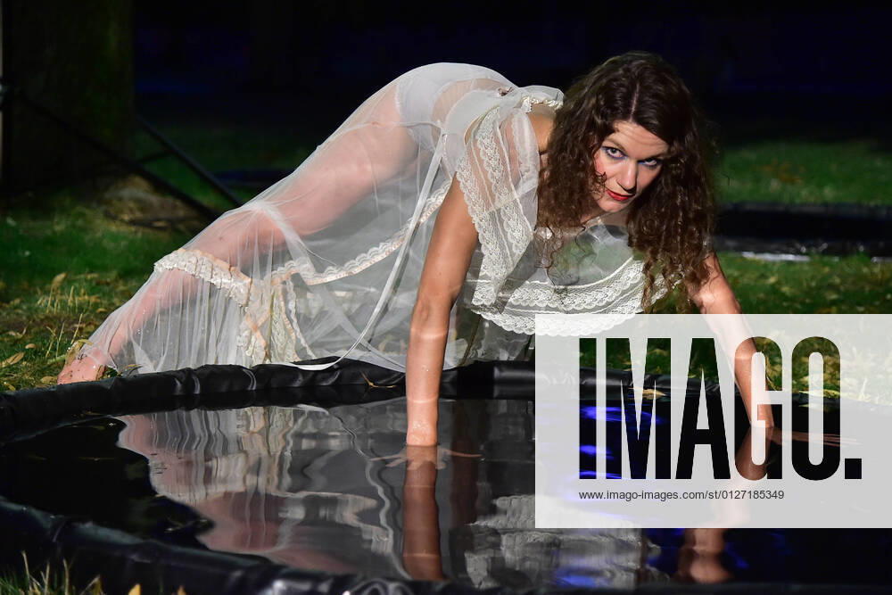 Theater ANU auf dem Tempelhofer Feld Bille Behr, Schauspielerin mit ihrem Element Wasser Theater ANU auf dem Tempelhofer Feld WASSERMYTHEN Berlin-Premiere 28. Juli 2021, 21.30 Uhr. Weitere Veranstaltungen bis 7. August 2021, mittwochs bis samstags, jeweils ab 21.30 Uhr in Berlin am 27.07.2021