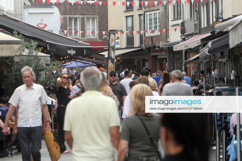 Nach der Lockerung der Schutzmaßnahmen und Wiedereröffnung der Geschäfte sieht die Einkaufsstraße und Fußgängerzone Berger Straße in der Innenstadt von Düsseldorf wieder so wie vor der Coronakrise aus, Nordrhein Westfalen, Deutschland