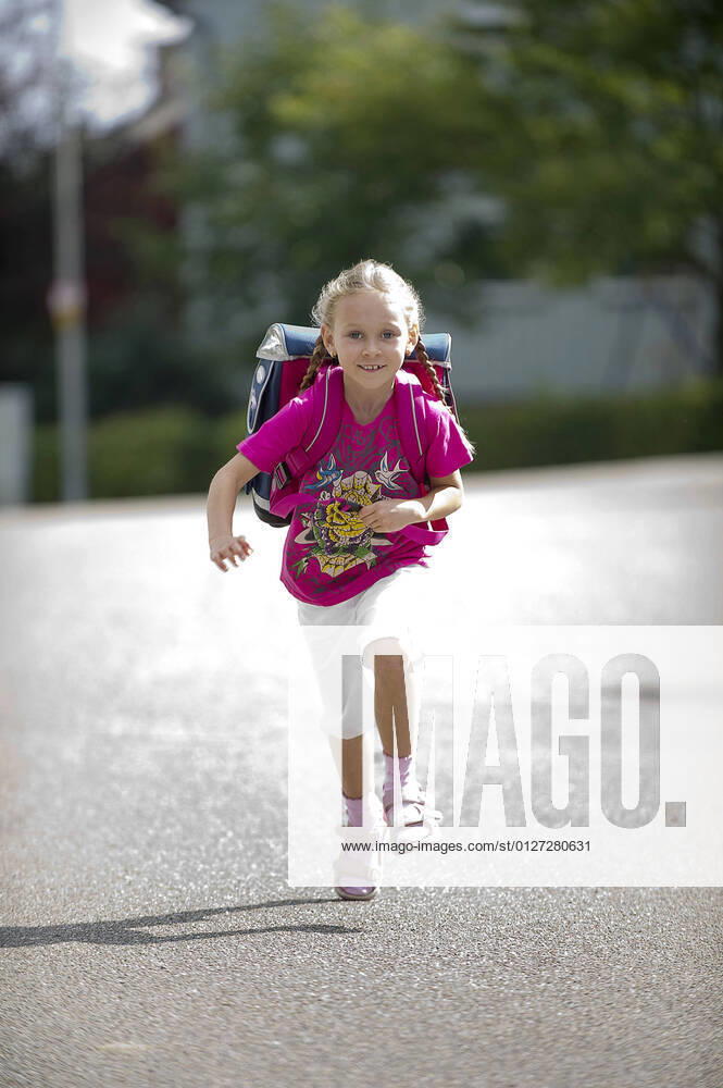 IMAGO Creative: Gesellschaft, Schule, Schulanfang froehliche Schuelerin an ihren ersten Schultag , Deutschland happy schoolgirl at her first day of school , Germany BLWS648211