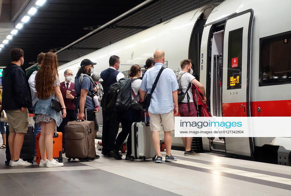 Berlin, GER - Reisende steigen im Hauptbahnhof in einen ICE ein. (Alltag, anstehen, Bahn, Bahnhof, Bahnreise, Bahnreisende, Bahnstation, Bahnsteig, Bahnverkehr, befoerdern, Befoerderung, Berlin, Buggy, Bundesbahn, DB, deutsch, Deutsche Bahn, Deutsche Bahn AG, Deutschland, Die Bahn, einsteigen, Einstieg, Eisenbahn, Europa, europaeisch, Ferien, Ferienzeit, Fernverkehr, Gesellschaft, Hauptbahnhof, Hauptbahnhof tief, ICE, innen, Innenaufnahme, Inter City Express, Jahreszeit, Kaukasier, kaukasisch, Kinderwagen, Menschen, Personen, Personenbefoerderung, Personentransport, QF, Querformat, Reise, Reisende, Schiene, Schienenverkehr, Sommer, Sommerferien, Stadt, Transport, unterwegs, Urlaub, Urlauber, Urlaubszeit, Verkehr, verreisen, wart