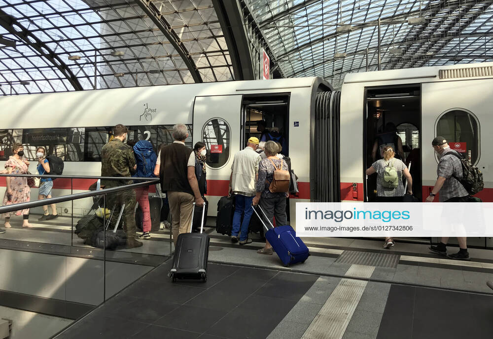 Berlin, GER - Reisende steigen im Hauptbahnhof in einen ICE ein. (Alltag, anstehen, Bahn, Bahnhof, Bahnreise, Bahnreisende, Bahnstation, Bahnsteig, Bahnverkehr, befoerdern, Befoerderung, Berlin, Bundesbahn, DB, deutsch, Deutsche Bahn, Deutsche Bahn AG, Deutschland, Die Bahn, einsteigen, Einstieg, Eisenbahn, Europa, europaeisch, Ferien, Ferienzeit, Fernverkehr, Gesellschaft, Hauptbahnhof, ICE, innen, Innenaufnahme, Inter City Express, Jahreszeit, Kaukasier, kaukasisch, Menschen, Personen, Personenbefoerderung, Personentransport, QF, Querformat, Reise, Reisende, Schiene, Schienenverkehr, Sommer, Sommerferien, Stadt, Transport, unterwegs, Urlaub, Urlauber, Urlaubszeit, Verkehr, verreisen, Westeuropa, Wirtschaft, Zug) 210725D801BERL