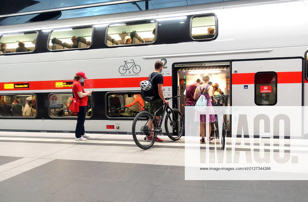 Berlin, GER - Reisende steigen im Hauptbahnhof in das Fahrradabteil einen IC Doppelstockwagen ein. (Alltag, Bahn, Bahnhof, Bahnreise, Bahnreisende, Bahnstation, Bahnsteig, Bahnverkehr, befoerdern, Befoerderung, Berlin, Bundesbahn, DB, deutsch, Deutsche Bahn, Deutsche Bahn AG, Deutschland, Die Bahn, Doppelstockwagen, einsteigen, Einstieg, Eisenbahn, Europa, europaeisch, Fahrradabteil, Fahrradfahrer, Fahrraeder, Ferien, Ferienzeit, Fernverkehr, Gesellschaft, Hauptbahnhof, Hauptbahnhof tief, IC, innen, Innenaufnahme, Inter City, Jahreszeit, Kaukasier, kaukasisch, Menschen, Personen, Personenbefoerderung, Personentransport, QF, Querformat, Radfahrer, Raeder, Reise, Reisende, Schiene, Schienenverkehr, Sommer, Stadt, Station, Transpor