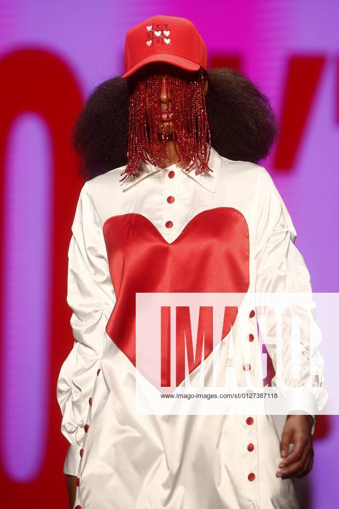 A model takes the cat walk wearing a design of the Pineapples don t have sleeves brand during a Colombiatex + Colombiamoda 2021 fashion show in Medellin, Colombia, 28 July 2021. EFE Luis Eduardo Noriega A. Catwalk of the Pineapples brand don t have sleeves in Colombiamoda 2021 !ACHTUNG: NUR REDAKTIONELLE NUTZUNG!