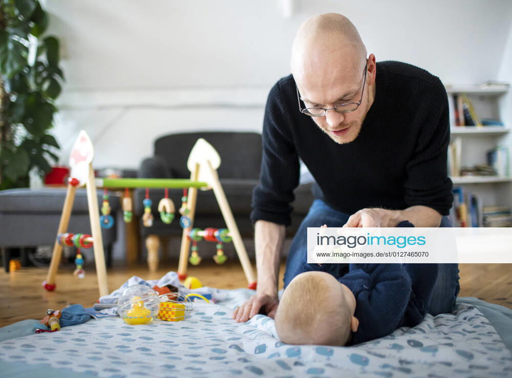Symbolfoto: Ein Vater spielt mit seinem Baby. Berlin, 02.02.2021. Berlin Deutschland
