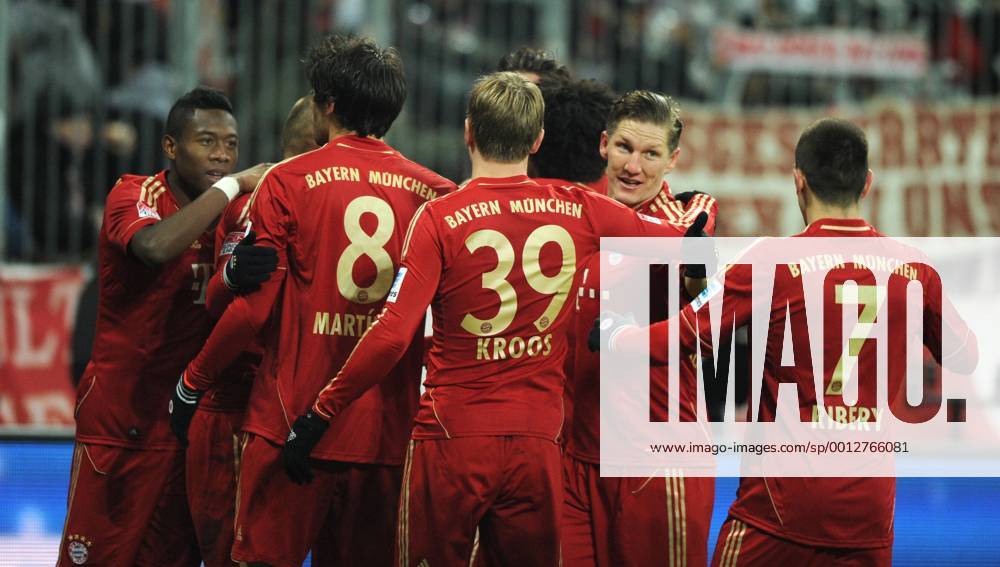 Fussball, Saison 2012-2013, 1. Bundesliga, 21. Spieltag, FC Bayern München - FC Schalke 04 4-0, v.li., jubeln David Alaba (Bayern München), Arjen Robben (Bayern München), Javi Martinez (Bayern München), Toni Kroos (Bayern München), Bastian Schweinsteiger (Bayern München) und Franck Ribery (Bayern München)