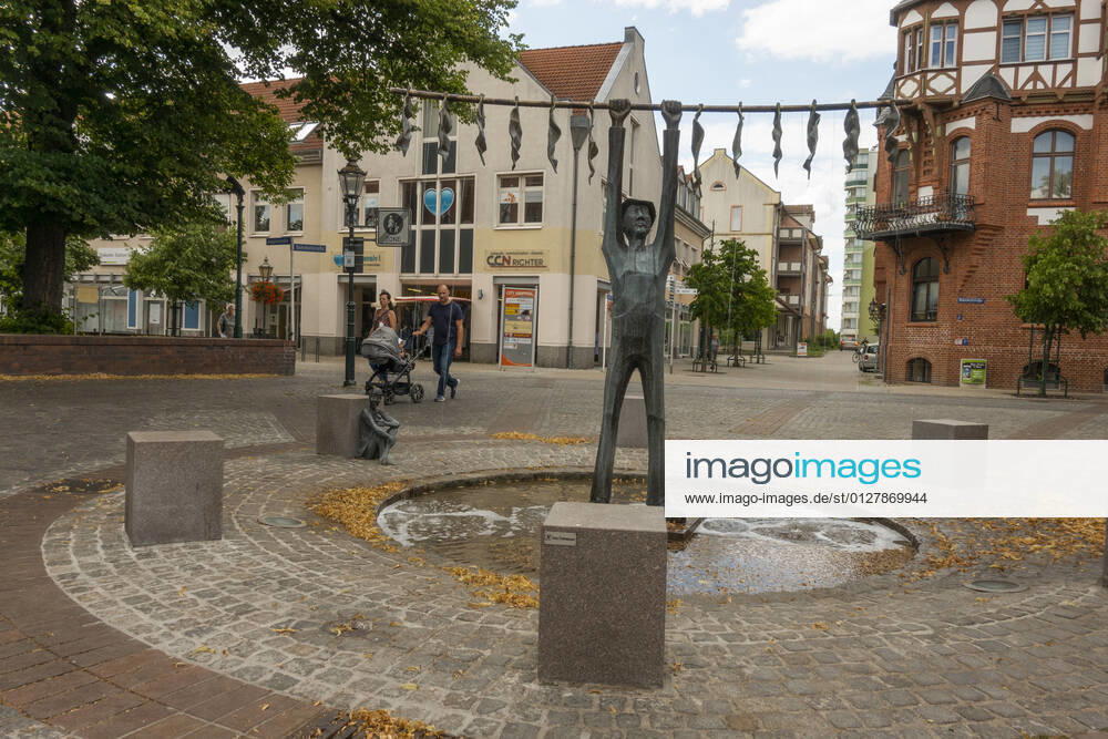Der Tabakbrunnen vom Künstler Jan Witte-Kropius auf dem Vierradener Platz in Schwedt Oder (Landkreis Uckermark). Der Brunnen zeigt einen Arbeiter, der Tabak zum Trocknen aufhängt. Ein kleiner Teufel leht an einer Sitzgelegenheit und raucht eine Pfeife. Foto: Volker Hohlfeld Der Tabakbrunnen in Schwedt Oder
