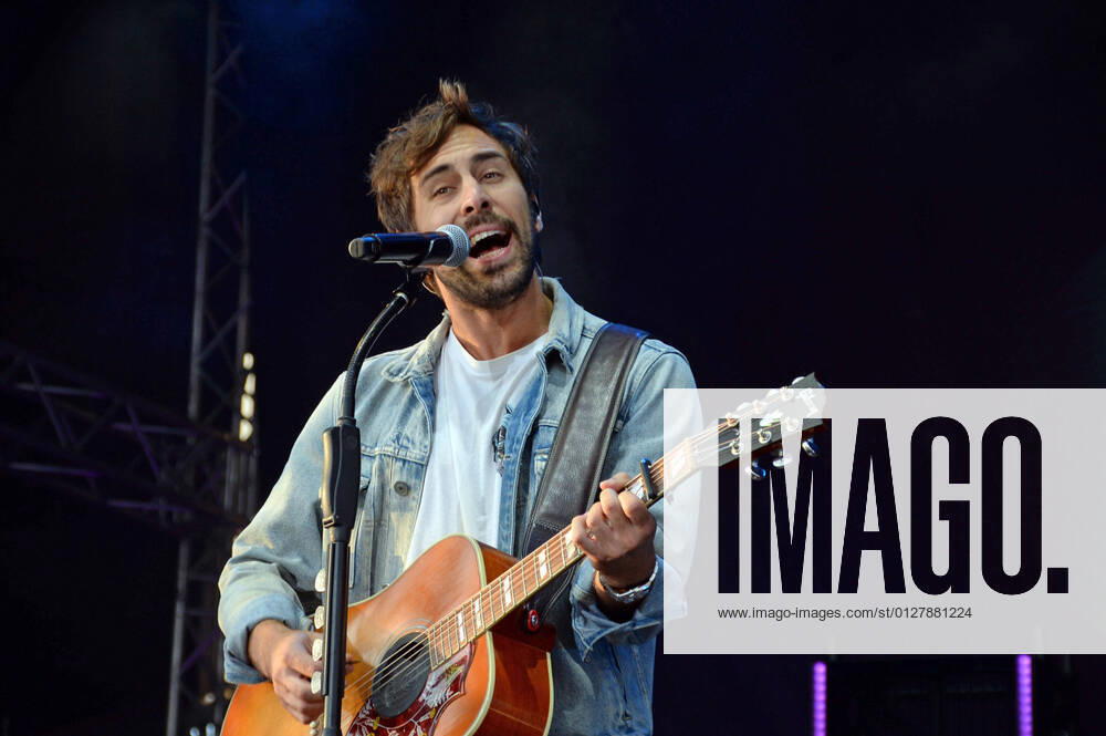 Hamburg der 31.07.2021, Max Giesinger live mit seinem Programm Die Reise auf der Bühne im Cruise Inn Open Air auf dem Gelände des Cruise Center Steinwerder im Hamburger Hafen. Max Giesinger live mit seinem Programm Die Reise back on stage., Hamburg Hamburg Deutschland Steinwerder