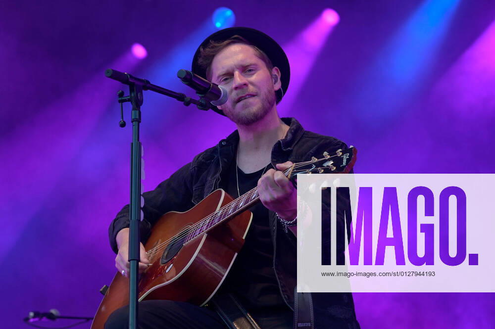 Bilder des Jahres 2021, Entertainment 07 Juli Entertainment Themen der Woche KW30 Johannes Oerding - Lagerfeuer Acoustics Tour am 31.07.2021 auf dem Freigelände der König-Pilsener-Arena in Oberhausen Johannes Oerding steht am 31.07.2021 auf dem Freigelände der König-Pilsener-Arena in Oberhausen auf der Bühne.