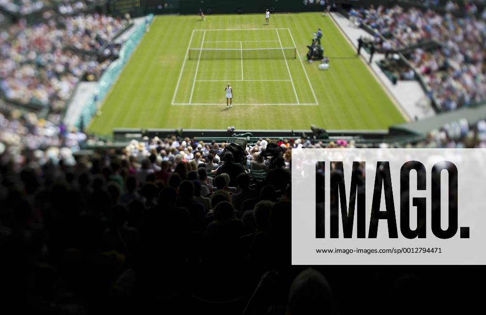 Tennis: Wimbledon Championship 2012, Full centre court enjoying women s Single tennis, Wimbledon Lawn Tennis Championships at the All England Lawn Tennis and Croquet Club, 2012 in London, England. ZWEIx xKirstenxHolstx