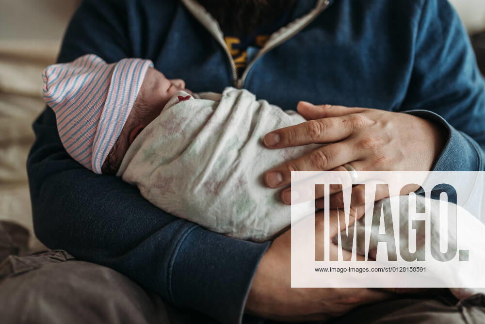 Close up image of fathers hands holding newborn son right after San Diego, CA, United States CR_KESM210216-640819-01 ,model released, Symbolfoto