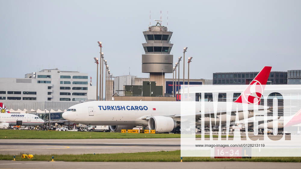 Zürich, Schweiz - 24. Juli 2021: Eine Boeing 777-FF2 von Turkish Airlines startet vom Flughafen Zürich. Das Frachtflugzeug mit der Registration TC-LJM hatte seinen Erstflug im Dezember 2017. Flugzeuge