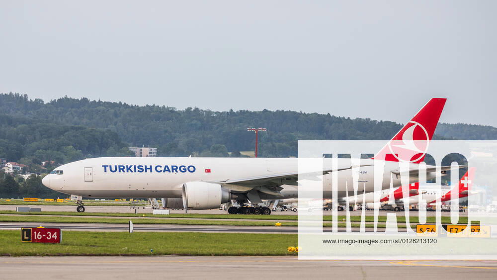 Zürich, Schweiz - 24. Juli 2021: Eine Boeing 777-FF2 von Turkish Airlines startet vom Flughafen Zürich. Das Frachtflugzeug mit der Registration TC-LJM hatte seinen Erstflug im Dezember 2017. Flugzeuge