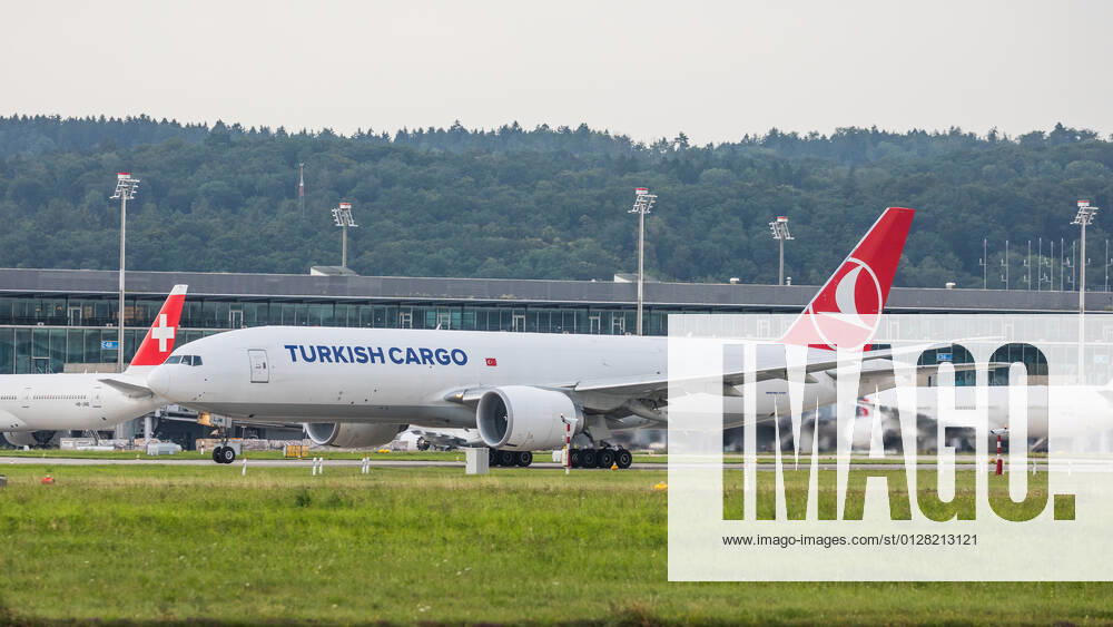 Zürich, Schweiz - 24. Juli 2021: Eine Boeing 777-FF2 von Turkish Airlines startet vom Flughafen Zürich. Das Frachtflugzeug mit der Registration TC-LJM hatte seinen Erstflug im Dezember 2017. Flugzeuge