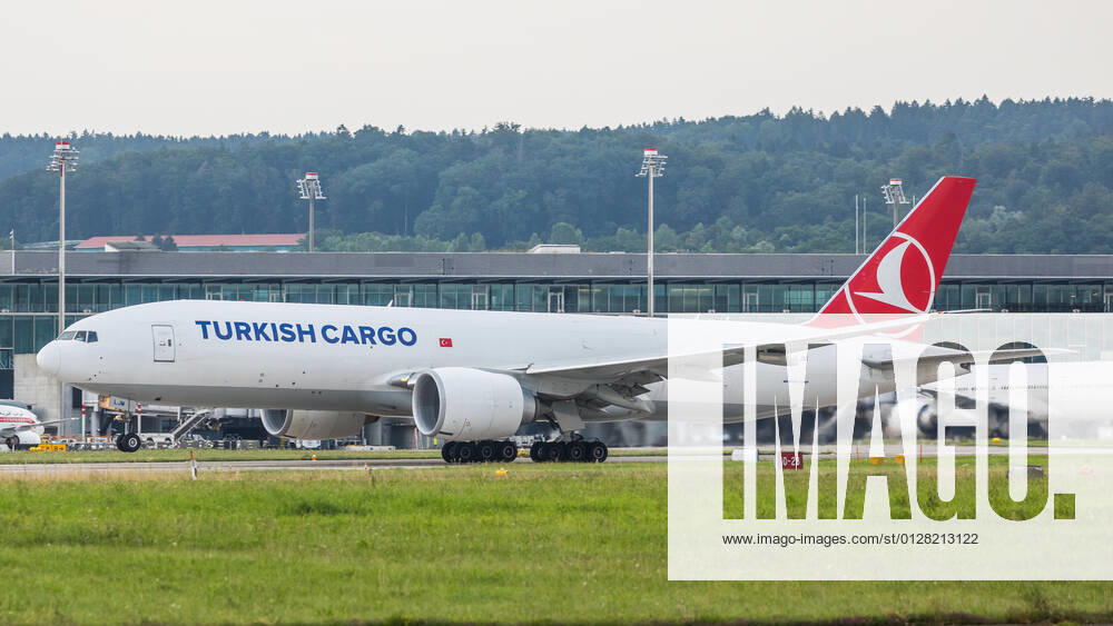 Zürich, Schweiz - 24. Juli 2021: Eine Boeing 777-FF2 von Turkish Airlines startet vom Flughafen Zürich. Das Frachtflugzeug mit der Registration TC-LJM hatte seinen Erstflug im Dezember 2017. Flugzeuge