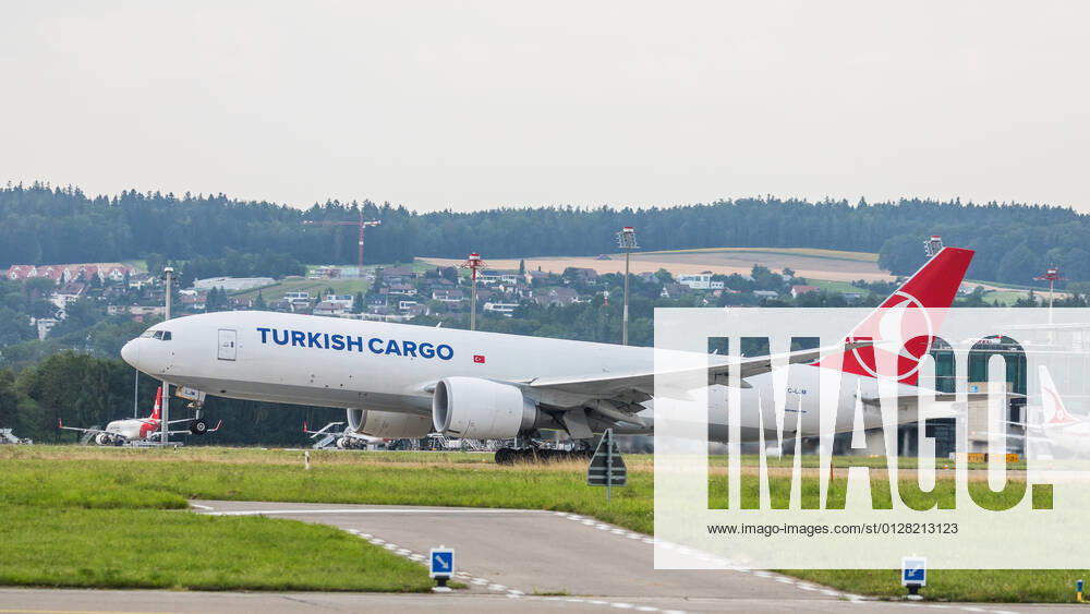 Zürich, Schweiz - 24. Juli 2021: Eine Boeing 777-FF2 von Turkish Airlines startet vom Flughafen Zürich. Das Frachtflugzeug mit der Registration TC-LJM hatte seinen Erstflug im Dezember 2017. Flugzeuge