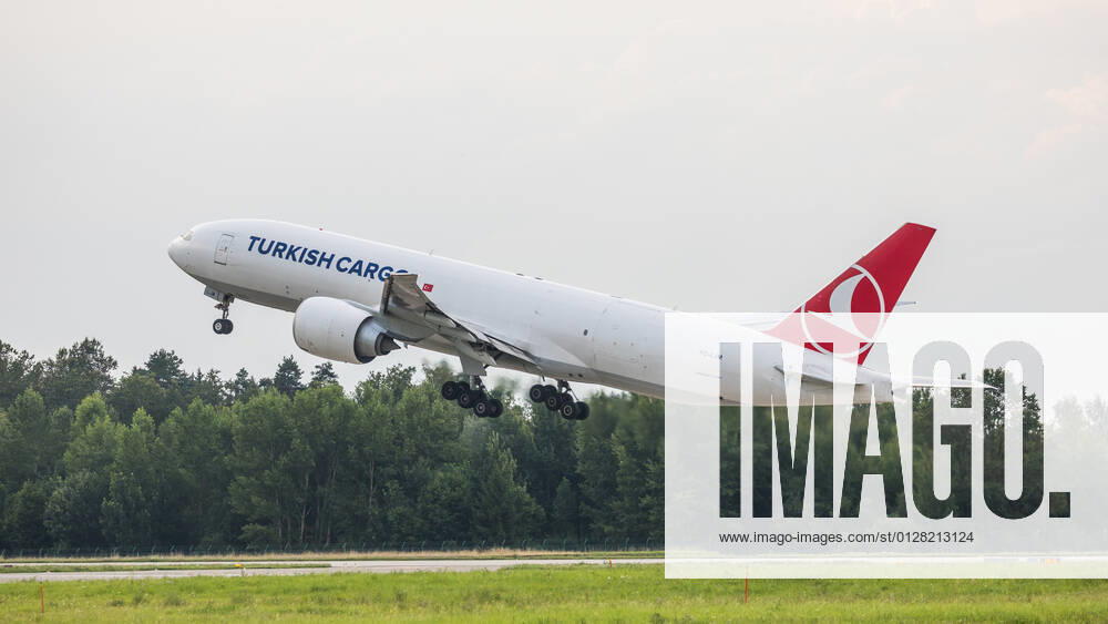 Zürich, Schweiz - 24. Juli 2021: Eine Boeing 777-FF2 von Turkish Airlines startet vom Flughafen Zürich. Das Frachtflugzeug mit der Registration TC-LJM hatte seinen Erstflug im Dezember 2017. Flugzeuge