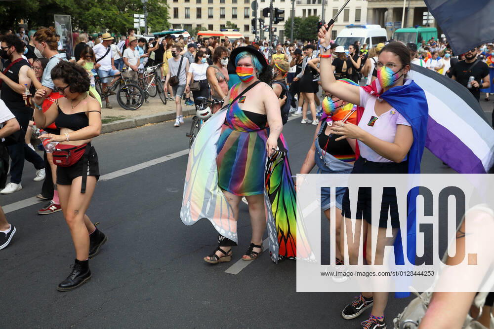 Berliner CHRISTOPHER STREET DAY 2021 - CSD - Am 24. Juli 2021 zieht der CSD in Berlin unter dem Motto SAVE OUR COMMUNITY SAVE YOUR PRIDE zum 43. Mal durch die Hauptstadt. Demoteilnehmer tragen Mundschutzmasken in Regenbogenfarben. Person rechts im Bild trägt Pride Flag für asexuelle Menschen. Die bunte CSD-Parade startete in diesem Jahr als Demonstration an der Leipziger Straße, führte über den Potsdamer Platz, vorbei am Denkmal für die im Nationalsozialismus verfolgten Homosexuellen zum Brandenburger Tor und über die Siegessäule zur Urania. Aufgrund der Corona-Pandemie fand die Demonstration ausschließlich unter Einhaltung der vom Berliner Senat erlassenen Vorgaben statt. Die in den Vorjahren übliche Abschlusskundgebung muss