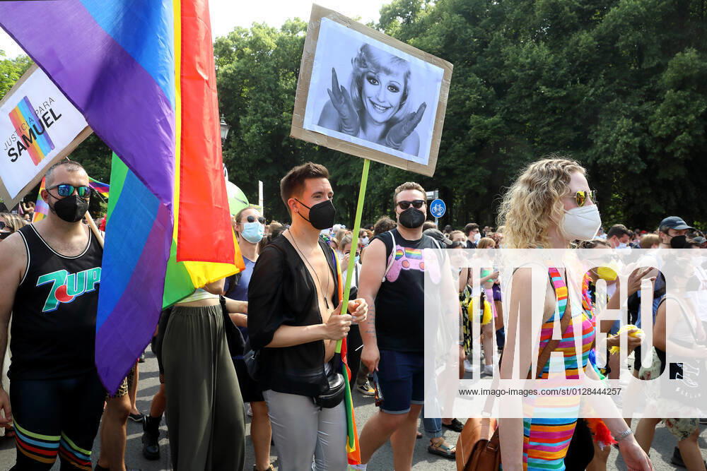 Berliner CHRISTOPHER STREET DAY 2021 - CSD - Am 24. Juli 2021 zieht der CSD in Berlin unter dem Motto SAVE OUR COMMUNITY SAVE YOUR PRIDE zum 43. Mal durch die Hauptstadt. Demoteilnehmer mit Atemschutzmasken auf der Straße des 17. Juni. Demoteilnehmer trägt Schild mit Schwarz-Weiß-Foto. Demoteilnehmer trägt Protestschild mit der Aufschrift: JUSTICIA PARA SAMUEL Die bunte CSD-Parade startete in diesem Jahr als Demonstration an der Leipziger Straße, führte über den Potsdamer Platz, vorbei am Denkmal für die im Nationalsozialismus verfolgten Homosexuellen zum Brandenburger Tor und über die Siegessäule zur Urania. Aufgrund der Corona-Pandemie fand die Demonstration ausschließlich unter Einhaltung der vom Berliner Senat erlassenen