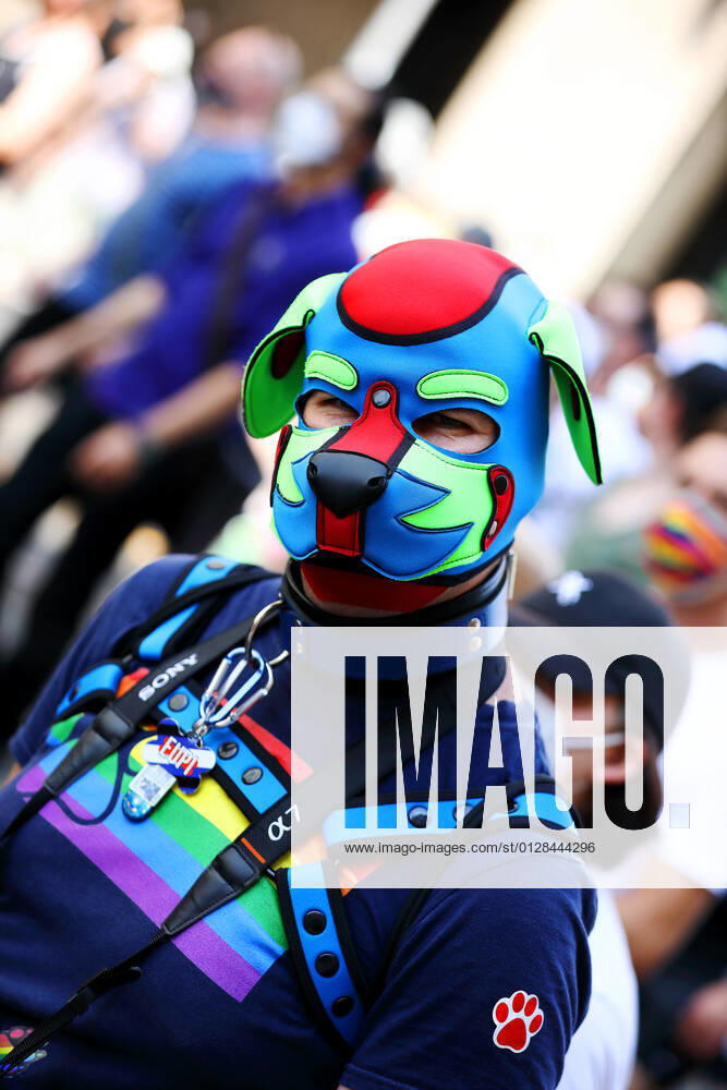 Berliner CHRISTOPHER STREET DAY 2021 - CSD - Am 24. Juli 2021 zieht der CSD in Berlin unter dem Motto SAVE OUR COMMUNITY SAVE YOUR PRIDE zum 43. Mal durch die Hauptstadt. Schwule Fetisch- und Lederszene im Demozug. Teilnehmer der Lederszene trägt Regenbogenflagge auf der Brust, ein Halsband und eine rot-blau-grüne Ledermaske. Die bunte CSD-Parade startete in diesem Jahr als Demonstration an der Leipziger Straße, führte über den Potsdamer Platz, vorbei am Denkmal für die im Nationalsozialismus verfolgten Homosexuellen zum Brandenburger Tor und über die Siegessäule zur Urania. Aufgrund der Corona-Pandemie fand die Demonstration ausschließlich unter Einhaltung der vom Berliner Senat erlassenen Vorgaben statt. Die in den Vorjahren