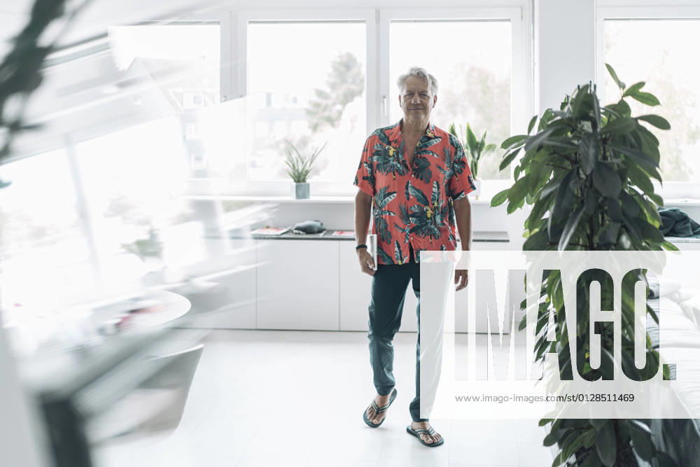 IMAGO Creative: Business - Work-Life Balance Businessman wearing casual walking against window art office model released Symbolfoto property released GUSF04532