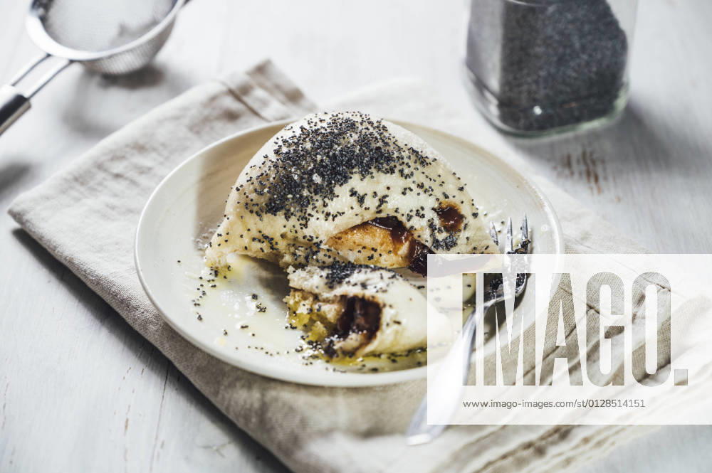 IMAGO Creative: Food, Mohn Sweet Germknodel dumpling with poppy seeds and plum jam IPF00565