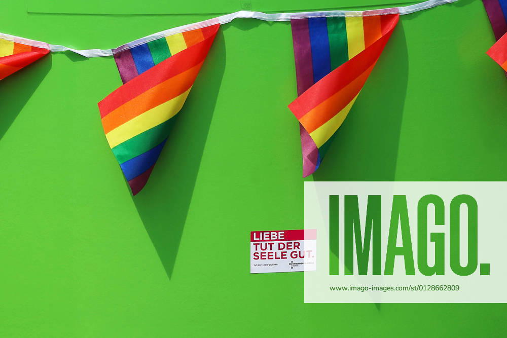 Berliner CHRISTOPHER STREET DAY 2021 - CSD - Am 24. Juli 2021 zieht der CSD in Berlin unter dem Motto SAVE OUR COMMUNITY SAVE YOUR PRIDE zum 43. Mal durch die Hauptstadt. Regenbogenfähnchen und Aufkleber mit dem Text:: LIEBE TUT DER SEELE GUT. - Tut-der-Seele-gut.info - EVANGELISCHE KIRCHE in Berlin Die bunte CSD-Parade startete in diesem Jahr als Demonstration an der Leipziger Straße, führte über den Potsdamer Platz, vorbei am Denkmal für die im Nationalsozialismus verfolgten Homosexuellen zum Brandenburger Tor und über die Siegessäule zur Urania. Aufgrund der Corona-Pandemie fand die Demonstration ausschließlich unter Einhaltung der vom Berliner Senat erlassenen Vorgaben statt. Die in den Vorjahren übliche Abschlusskundgebun
