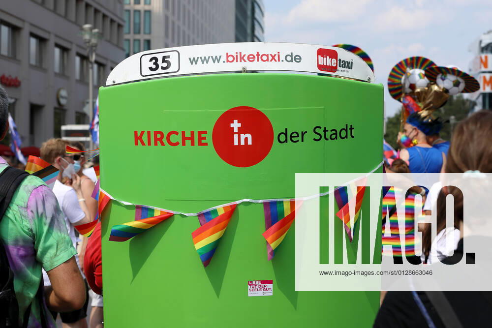 Berliner CHRISTOPHER STREET DAY 2021 - CSD - Am 24. Juli 2021 zieht der CSD in Berlin unter dem Motto SAVE OUR COMMUNITY Ð SAVE YOUR PRIDE zum 43. Mal durch die Hauptstadt. Bike Taxi mit der Aufschrift: KIRCHE + in der Stadt - Regenbogenfähnchen und Aufkleber mit dem Text:: LIEBE TUT DER SEELE GUT. - Tut-der-Seele-gut.info - EVANGELISCHE KIRCHE in Berlin Die bunte CSD-Parade startete in diesem Jahr als Demonstration an der Leipziger Straße, führte über den Potsdamer Platz, vorbei am Denkmal für die im Nationalsozialismus verfolgten Homosexuellen zum Brandenburger Tor und über die Siegessäule zur Urania. Aufgrund der Corona-Pandemie fand die Demonstration ausschließlich unter Einhaltung der vom Berliner Senat erlassenen Vorgaben statt. Die