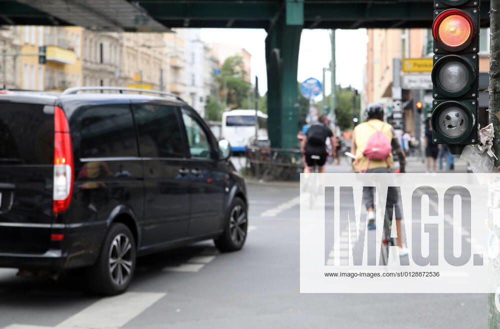 Berlin - Deutschland. Eine rote Ampel ist für viele Radfahrende nicht von Interesse und wird ignoriert.