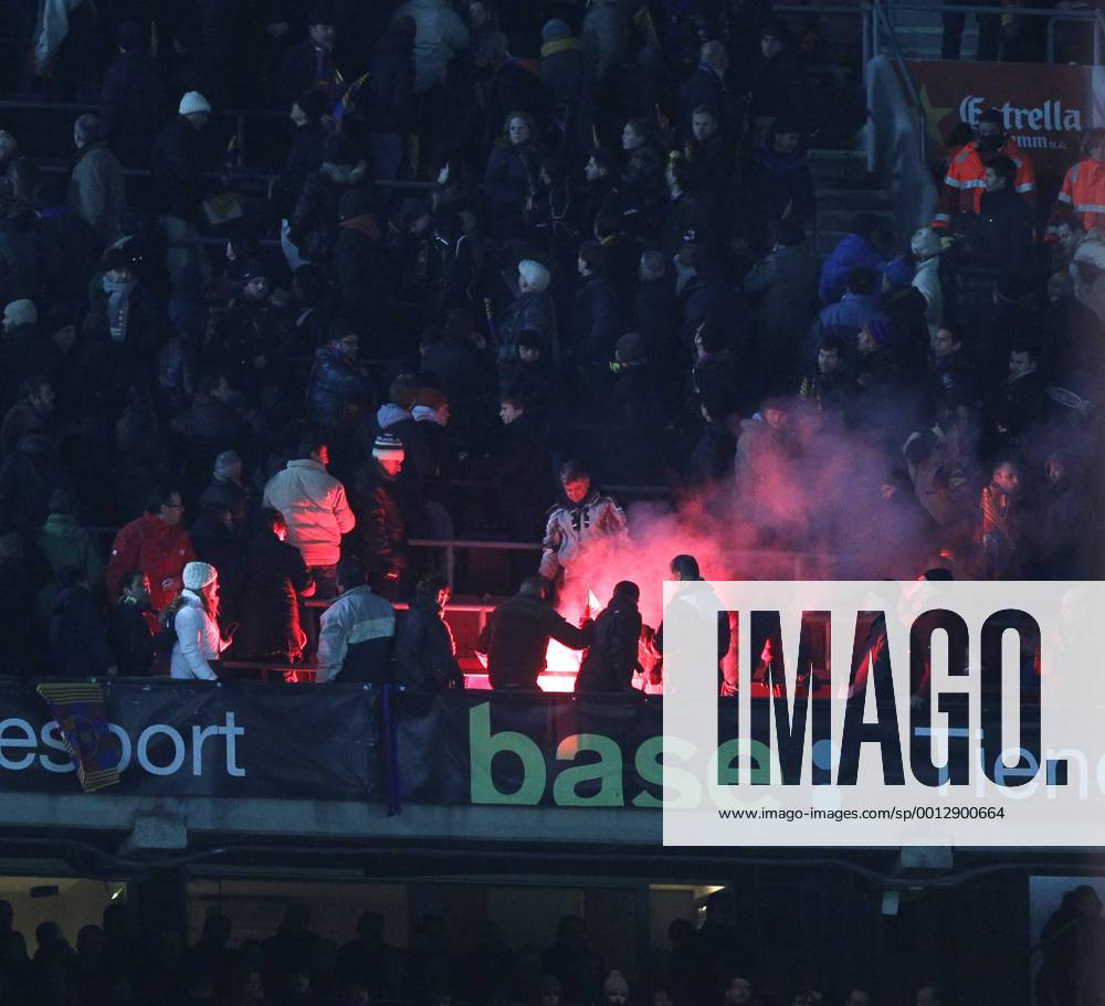 Copa del Rey. FC Barcelona vs Real Madrid. Fans zünden bengalische Feuer.