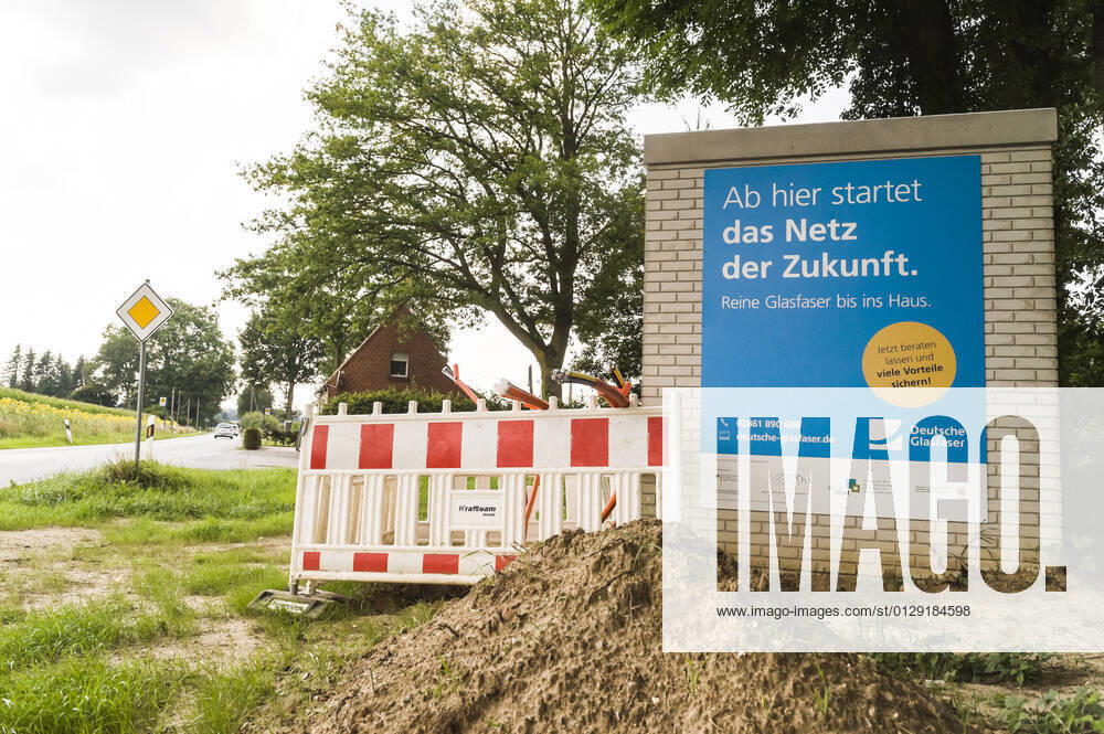 Glasfaserausbau auf dem Land Glasfaser Glasfaserausbau auf dem Land ländliche Region ländliches Gebiet Telekom Breitband Breitbandausbau Breitband-Ausbau Glasfasernetz Glasfaser-Netz FTTH-Netz Internet Glasfaserverkabelung Glasfaser-Ausbau FTTH Anschluss Digitalisierung Telekommunikation Internet Infrastruktur Deutsche Glasfaser 20210811ad902 Wadersloh Nordrhein-Westfalen NRW Deutschland Germany