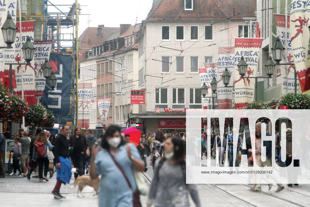 Nach der Lockerung der Schutzmaßnahmen und Wiedereröffnung der Geschäfte sieht die Einkaufsstraße und Fußgängerzone Schöndorfstraße in der Innenstadt von Würzburg wieder so wie vor der Coronakrise aus, Bayern, Deutschland