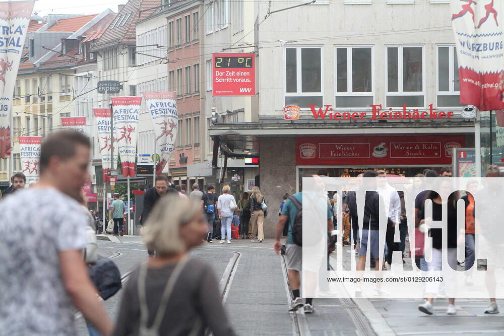 Nach der Lockerung der Schutzmaßnahmen und Wiedereröffnung der Geschäfte sieht die Einkaufsstraße und Fußgängerzone Schöndorfstraße in der Innenstadt von Würzburg wieder so wie vor der Coronakrise aus, Bayern, Deutschland