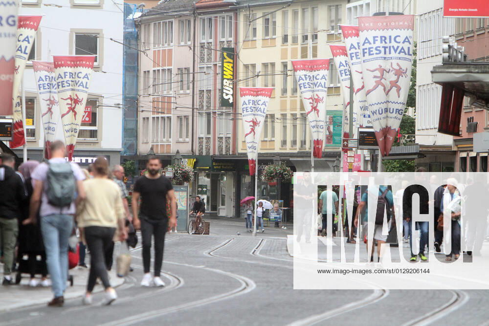 Nach der Lockerung der Schutzmaßnahmen und Wiedereröffnung der Geschäfte sieht die Einkaufsstraße und Fußgängerzone Plattnerstraße in der Innenstadt von Würzburg wieder so wie vor der Coronakrise aus, Bayern, Deutschland