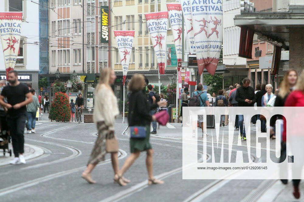 Nach der Lockerung der Schutzmaßnahmen und Wiedereröffnung der Geschäfte sieht die Einkaufsstraße und Fußgängerzone Plattnerstraße in der Innenstadt von Würzburg wieder so wie vor der Coronakrise aus, Bayern, Deutschland