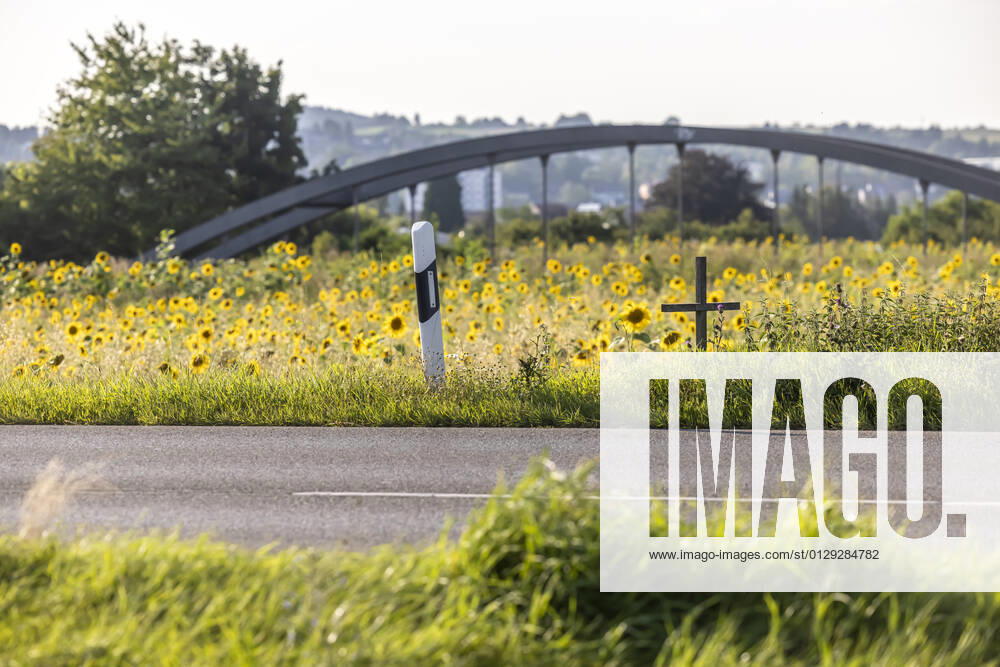 Ein Kreuz am Fahrbahnrand erinnert an ein Opfer des Straßenverkehrs. 12.08.2021: Deutschland, Baden-Württemberg, Rottenburg am Neckar.