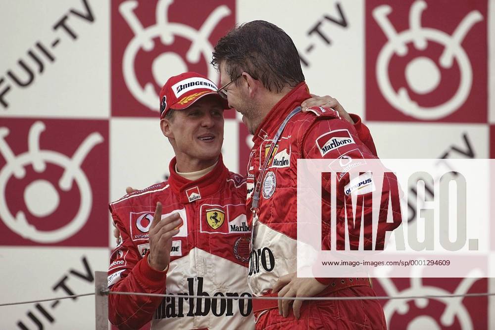 Siegerehrung nach dem GP von Japan in Suzuka 2004: Sieger Michael Schumacher (Deutschland, li.) und Technikdirektor Ross Brawn (England beide Ferrari) Motorsport Grand Prix Herren Großer Preis von Japan 2004, Formel 1 Weltmeisterschaft, F1, F, GP, WM Gruppe International Racing Course Suzuka Freude,
