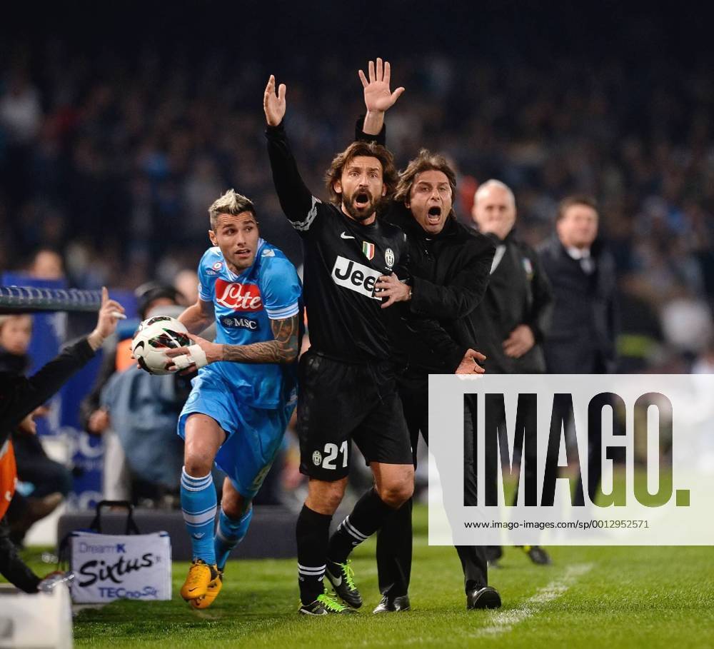 SERIE A 27. Spieltag SAISON 2012 2013 SSC Neapel - Juventus Turin 01.03.2012 Valon Behrami (SSC Neapel) mit Andrea Pirlo (Mitte, Juventus Turin) und Trainer Massimo Carrera (re, Juventus Turin)