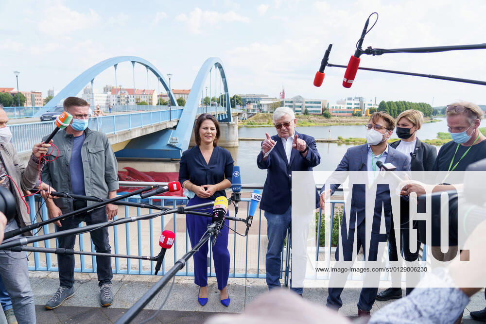 Annalena Baerbock, Spitzenkandidatin und Bundesvorsitzende von BÜNDNIS 90 DIE GRÜNEN - Wahlkampfveranstaltung in Frankfurt (Oder) gemeinsam mit Joschka Fischer - Bundesland Brandenburg - Besichtigung der Grenzbrücke an der deutschen Ostgrenze nach SÅ‚ubice in Polen;Annalena Baerbock, Spitzenkandidatin und Bundesvorsitzende von BÜNDNIS 90 DIE GRÜNEN - Wahlkampfveranstaltung in Frankfurt (Oder) gemeinsam mit Joschka Fischer - Bundesland Brandenburg - Besichtigung der Grenzbrücke an der deutschen Ostgrenze nach SÅ‚u, Frankfurt (Oder) Brandenburg Deutschland Grenzbrücke