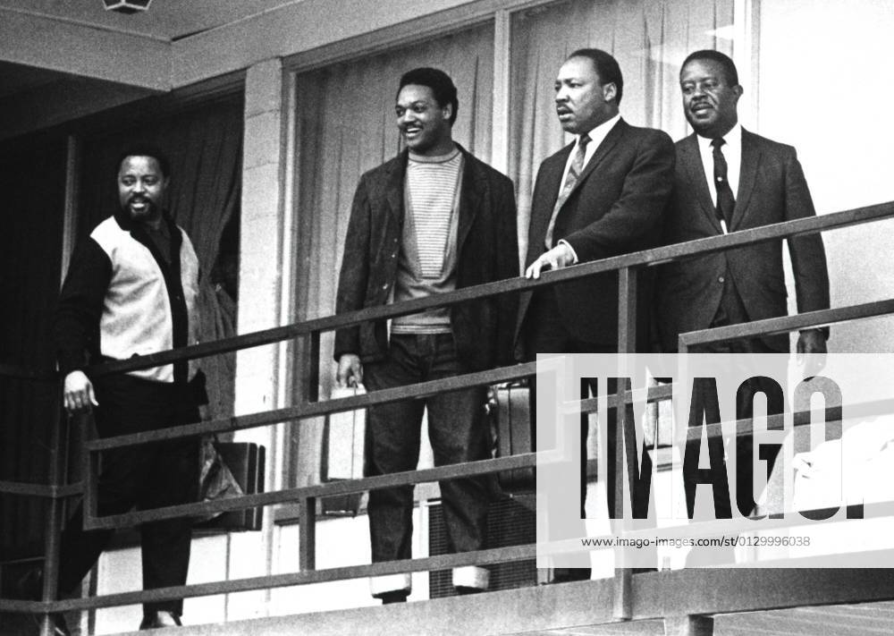 IMAGO History, U.S. Bürgerrechtsbewegung: 1954-1968 Rev. Martin Luther King stands on a balcony at the Lorraine Motel in Memphis, Tennessee, April 3, 1968. The following day, when standing near the same spot, King was shot and killed by assassin James Earl Ray. Right to left are Hosea Williams, Jesse Jackson, Dr. King, and Rev. Ralph Abernathy (BSLOC_2021_3_10) Ref:HISL050 EC969 PUBLICATIONXNOTxINxCANxCHNxFRAxITAxJPNxNORxPOLxRUSxESPxUKxUSA