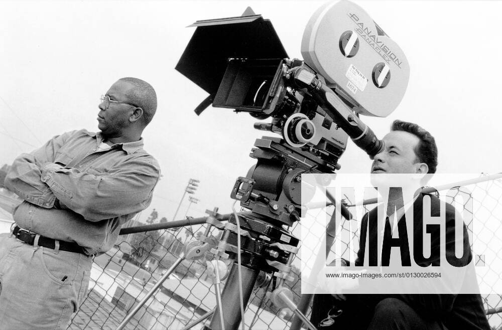 THAT THING YOU DO!, director Tom Hanks (right), on set, making his feature film directorial debut, 1996. ph: Phillip Caruso TM and Copyright ? 20th Century Fox Film Corp. All rights reserved. courtesy Everett Collection Ref:MBDTHTH FE022 PUBLICATIONXNOTxINxCANxCHNxFRAxITAxJPNxNORxPOLxRUSxESPxUKxUSA
