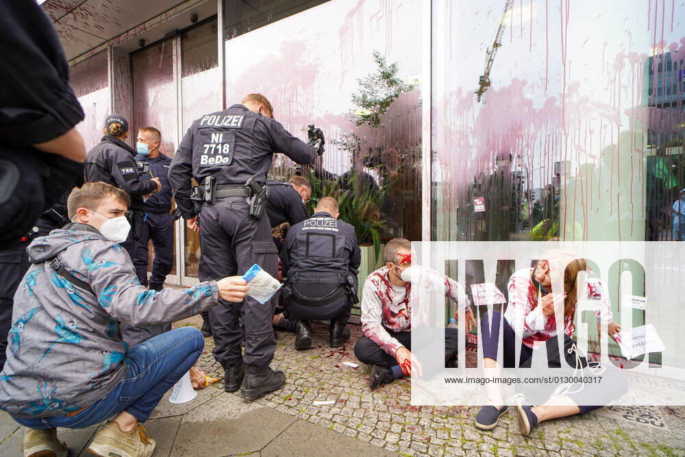 Berlin,Deutschland,GER,Extinction Rebellion Kundgebung vor dem Konrad Adenauer Haus (CDU Bundesgeschäftsstelle).Teilnehmer haben sich an die Fensterscheiben mit ihren Händen geklebt.