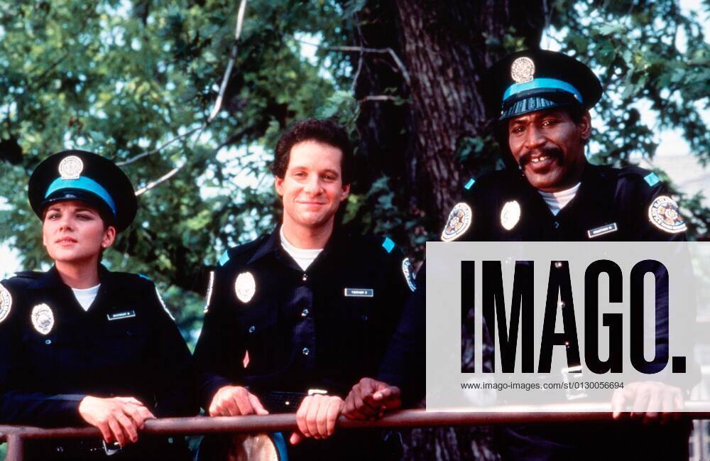 POLICE ACADEMY, front left: Kim Cattrall, Steve Guttenberg, Bubba Smith, 1984. ? Warner Bros courtesy Everett Collection Ref:MSDPOAC WB002 PUBLICATIONXNOTxINxCANxCHNxFRAxITAxJPNxNORxPOLxRUSxESPxUKxUSA