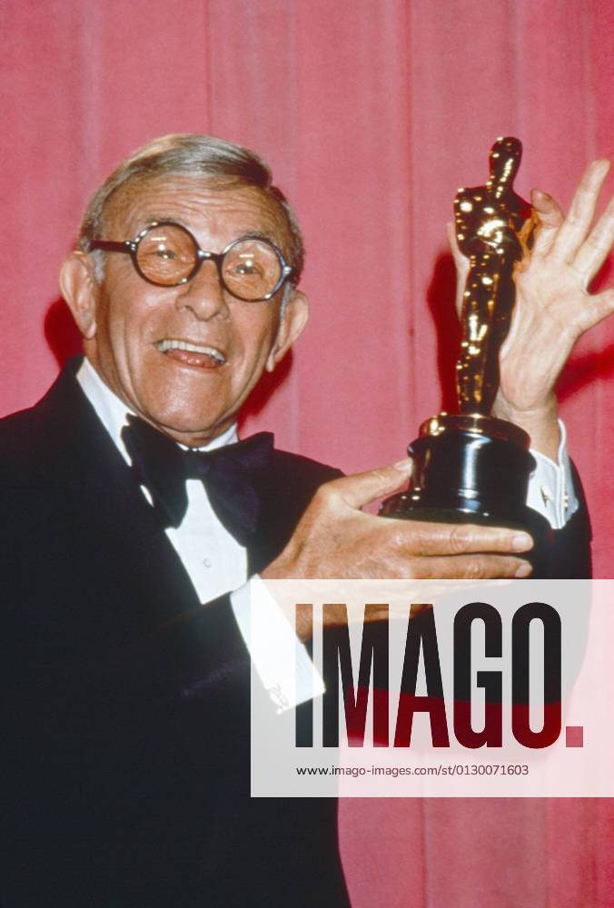 OSCARS. Bester Nebendarsteller. Preisträger 1971-1980 George Burns, at the 48th Academy Awards, with his Oscar for Best Supporting Actor in THE SUNSHINE BOYS, March 3, 1976 Ref:PSDGEBU EC022 PUBLICATIONXNOTxINxCANxCHNxFRAxITAxJPNxNORxPOLxRUSxESPxUKxUSA