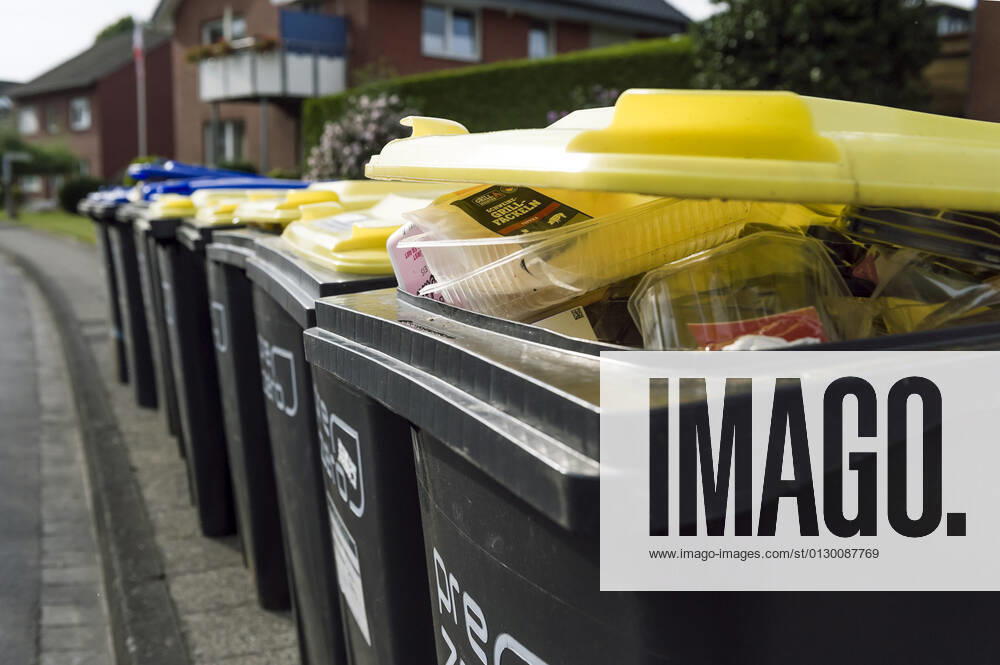 Gelbe Tonnen Duales System Gelbe Tonne Grüner Punkt Recycling Wertstoffrecycling Plastikabfall Plastikmüll Plastik Umweltverschmutzung Mülltrennung Wegwerfgesellschaft Verwertung Abfallbeseitigung Müll Abfallwirtschaft Abfallentsorgung Verpackungsmüll Entsorgungssystem Müllentsorgung 20210817ad140 Wadersloh Nordrhein-Westfalen NRW Deutschland Germany