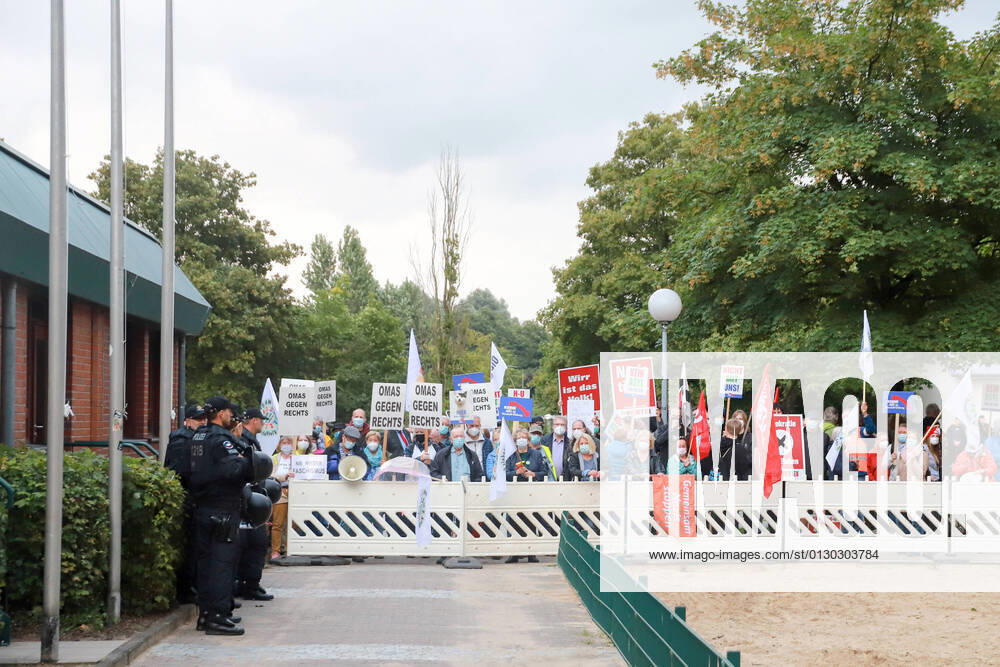 Über 150 Bürger demonstrieren gegen eine wiederholten Versammlung der AFD in dem Bürgerhaus Henstedt-Ulzburg Schleswig-Holstein Deutschland
