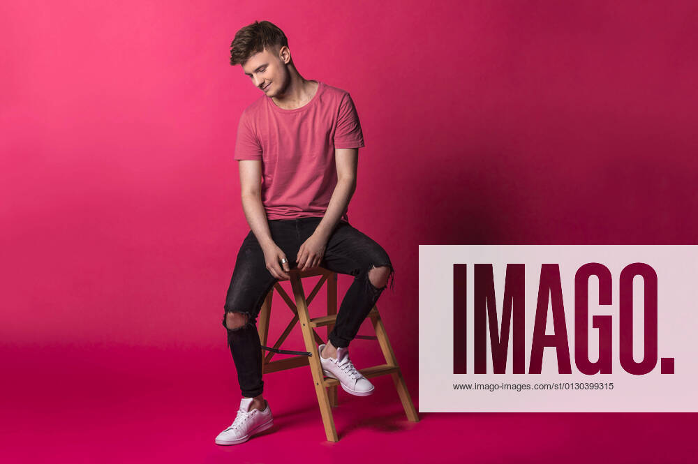 Toni Kraus bei einem Photoshooting für das Cover seiner Single Rosa Elefant in einem Fotostudio. Chemnitz