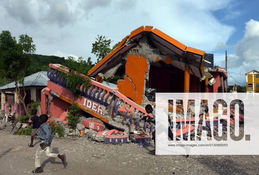 Haitians cope with the aftermath of a massive earthquake in Port-a-Piment, Haiti on August 19, 2021. Les Cayes Haiti - ZUMAg208 20210819_zap_g208_012
