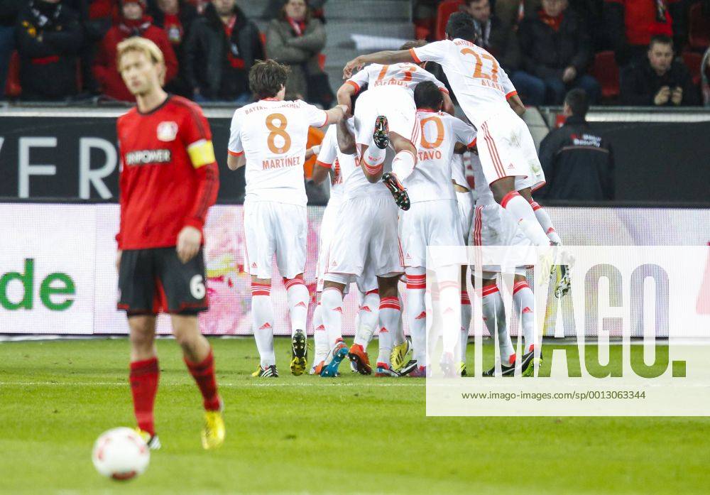 Mario Gomez ( Bayern 33 ) jubelt nach dem Tor zum 0-1 mit Mannschaft, Jubel, Freude, Emotionen, Feiern, Lachen, jubelt, freuen, reisst die Arme hoch, ballt die Faust BAYER 04 LEVERKUSEN - FC BAYERN MÜNCHEN ( 1- 2) Fussball 1. Bundesliga , München, am 16.03.2013 26.Spieltag, Spieltag26, Saison 2012 2013, Saison1213, Liga01, 1.Liga, 1.Bundesliga, FCB