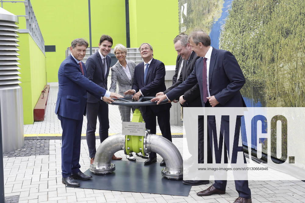 Einweihung des Pumpwerk der Emschergenossenschaft in Oberhausen mit Armin Laschet Aktuell, 20.08.2021, Oberhausen; Armin Laschet der CDU Vorsitzende und NRW Ministerpraesident gemeinsam mit Prof. Dr. Uli Paetzel und Dr. Emanuel Gruen und weiteren Offiziellen wird symbilisch am Pumprad gedreht bei der Einweihung des Pumpwerk der Emschergenossenschaft in Oberhausen ein Oberhausen Nordrhein-Westfalen Deutschland