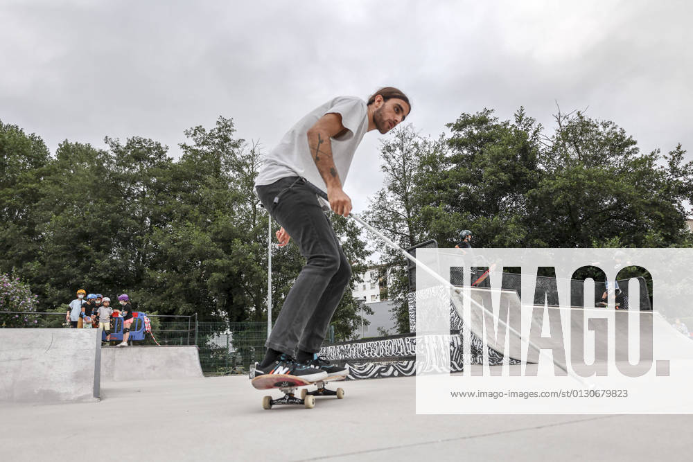 Bilder des Jahres 2021, Entertainment 08 August Entertainment Themen der Woche KW33 Spanien, Blinder Skater Marcelo Lusardi gibt Workshop in Norena The Spanish Skater Who Went Blind But Continues Skating And Giving Life Lessons To The Youngest The skater with visual disabilities Marcelo Lusardi gives an exhibition to the students of the skate workshop organized by the City Council of Norena in Asturias. The athlete has not gotten off his skateboard despite losing his vision due to a disease called Leber s optic neuropathy. This Argentine-born Spaniard overcame depression, plucked up his courage and went down to the plaza with his skateboard and his white cane to regain his passion for skating. Norena Asturias Spain fuente-thespani210818_npszJ